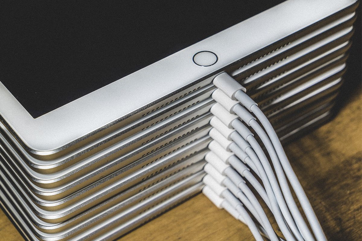 Verifica que el puerto de carga este limpio Revisa el puerto de tu iPad, puede que tenga polvo acumulado y amerite limpieza